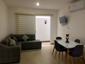 ทาวน์โฮมสำหรับครอบครัว, 2 ห้องนอน | บริเวณนั่งเล่น | ทีวีจอแบน