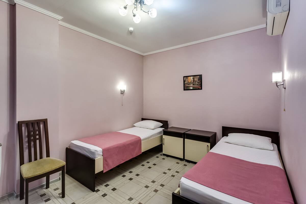 Economy-Zweibettzimmer, ohne Fenster | Schreibtisch, Bügeleisen/Bügelbrett, kostenloses WLAN, Bettwäsche