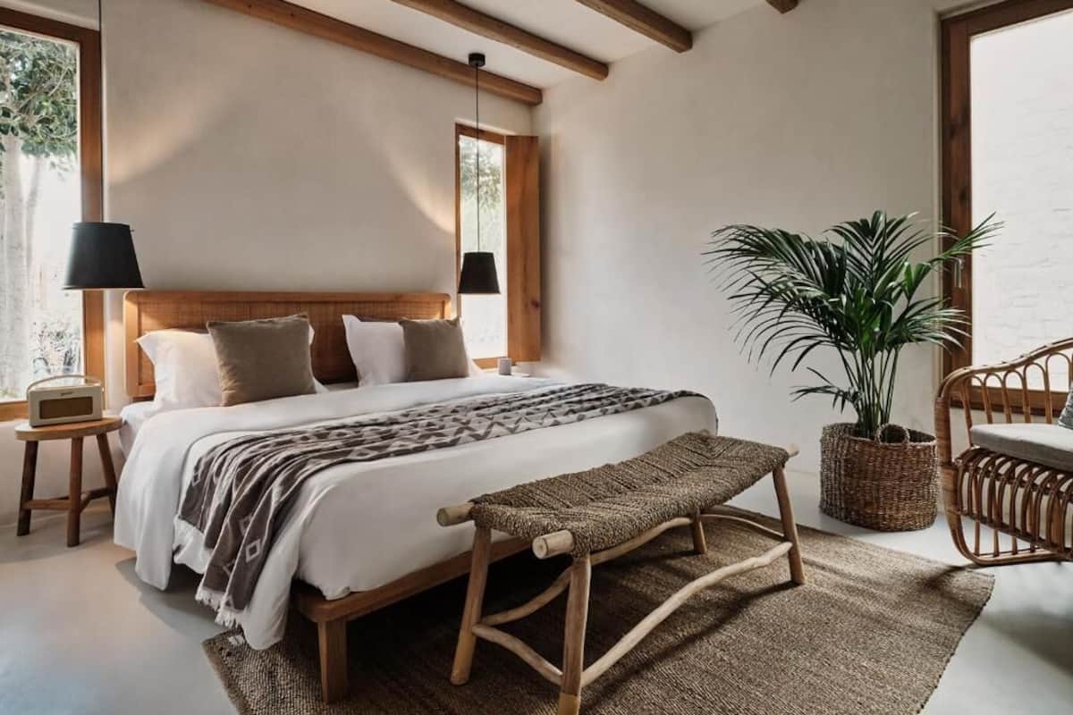 Suite, patio, vista al jardín | Ropa de cama de alta calidad y minibar