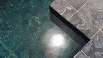 2 buitenzwembaden, parasols voor strand/zwembad