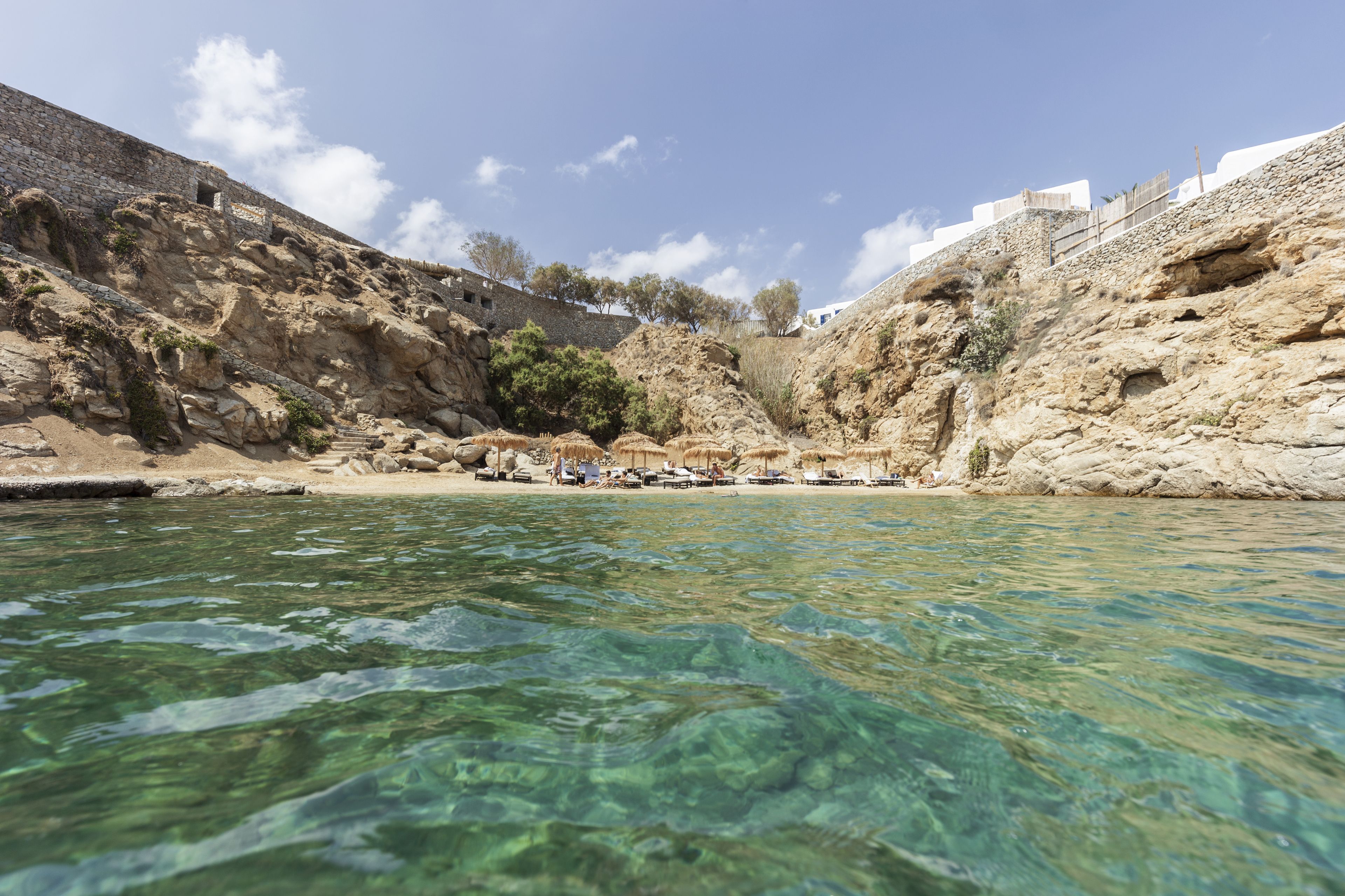 Praia particular, areia branca, passeios de lancha 