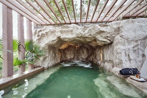 Couples treatment rooms, body treatments, hydrotherapy, body wraps