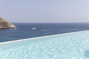 2 outdoor pools, pool umbrellas, sun loungers - The Wild By Interni (Mykonos)