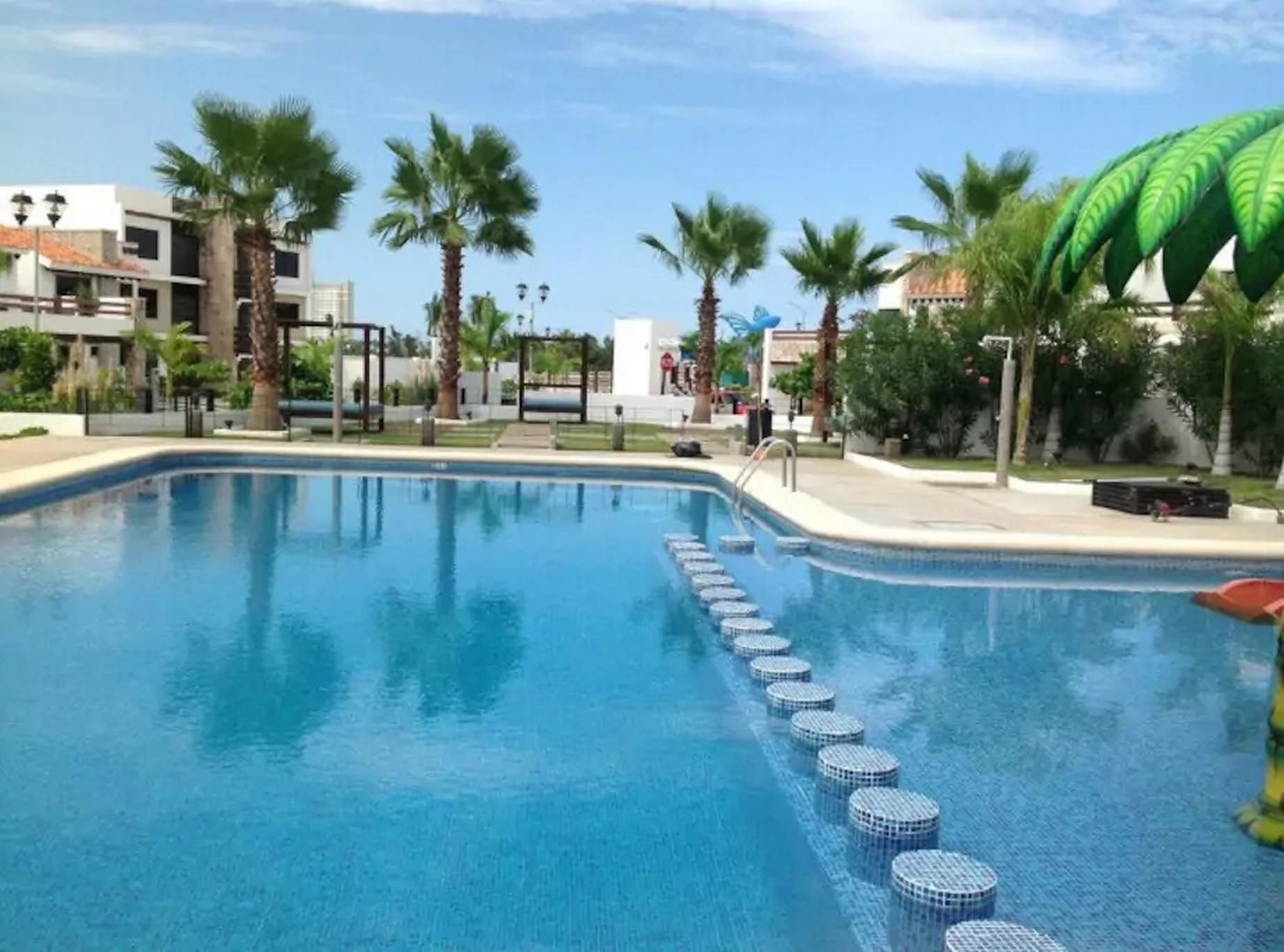 Hồ bơi ngoài trời 