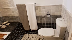 Luxury Townhome, 1 Bedroom, Ocean View, Oceanfront | Bathroom | Bathtub, free toiletries, hair dryer, towels