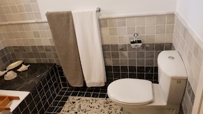 Luxury Townhome, 1 Bedroom, Ocean View, Oceanfront | Bathroom | Bathtub, free toiletries, hair dryer, towels
