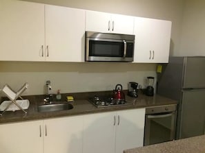 Comfort Studio, 1 Bedroom | Private kitchen | Full-size fridge, microwave, oven, stovetop - Estudio Zona D (Mazatlán)