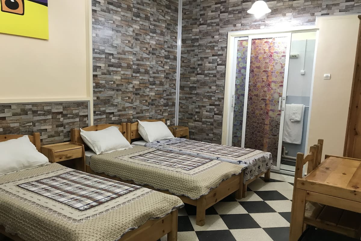 Chambre Quadruple | Minibar, rideaux occultants, Wi-Fi gratuit, draps fournis