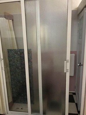 Vierbettzimmer | Badezimmer | Dusche, kostenlose Toilettenartikel, Handtücher