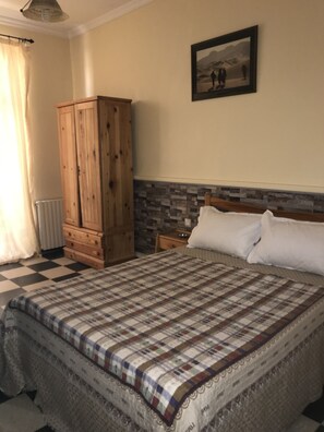 Minibar, cortinas blackout, wifi gratis y ropa de cama