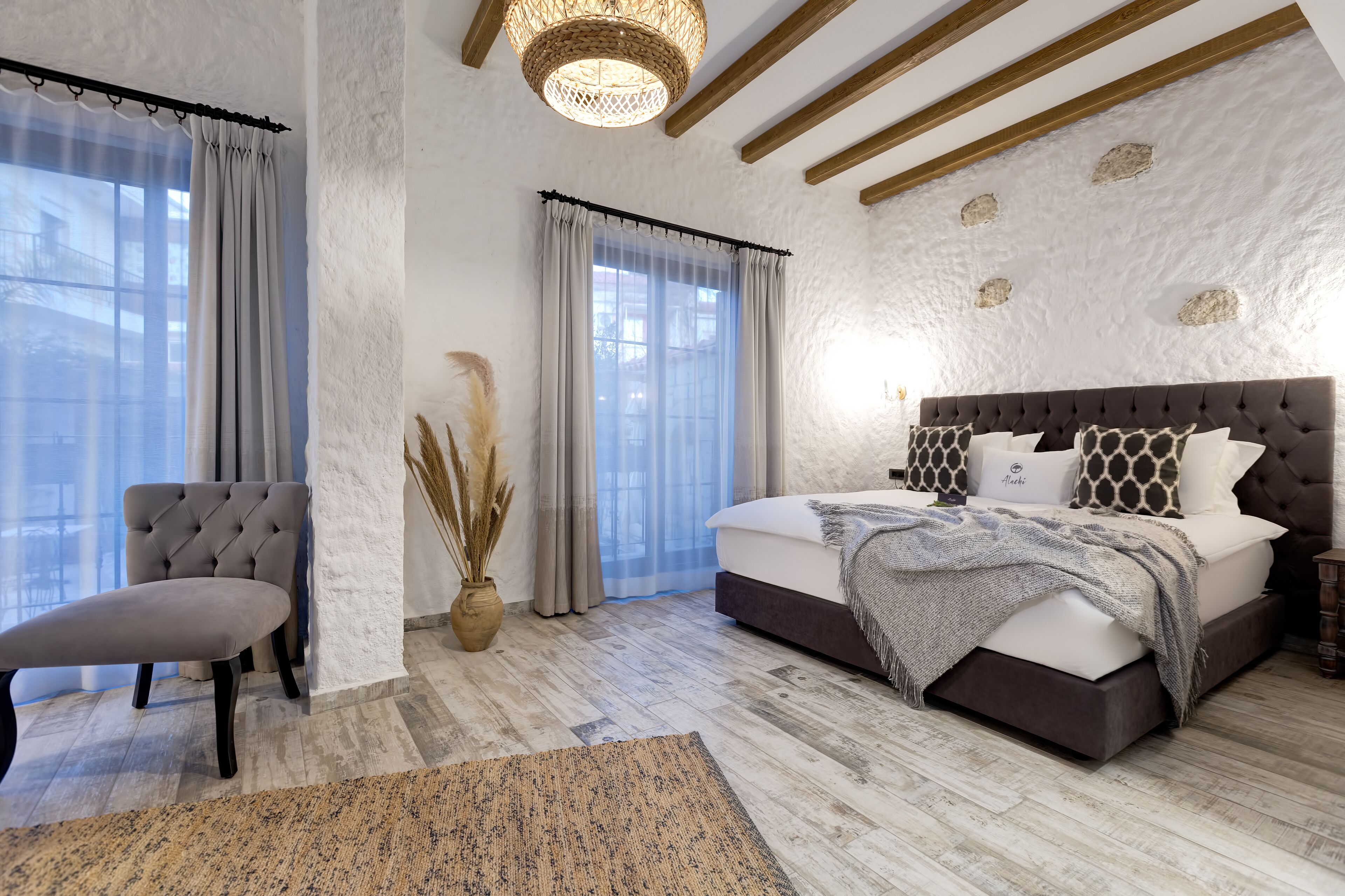 华丽客房, 泳池景观 | 迷你吧、客房内保险箱、办公桌、隔音