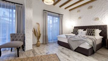 Rom – deluxe, bassengutsikt | Minibar, safe på rommet, skrivebord og lydisolert