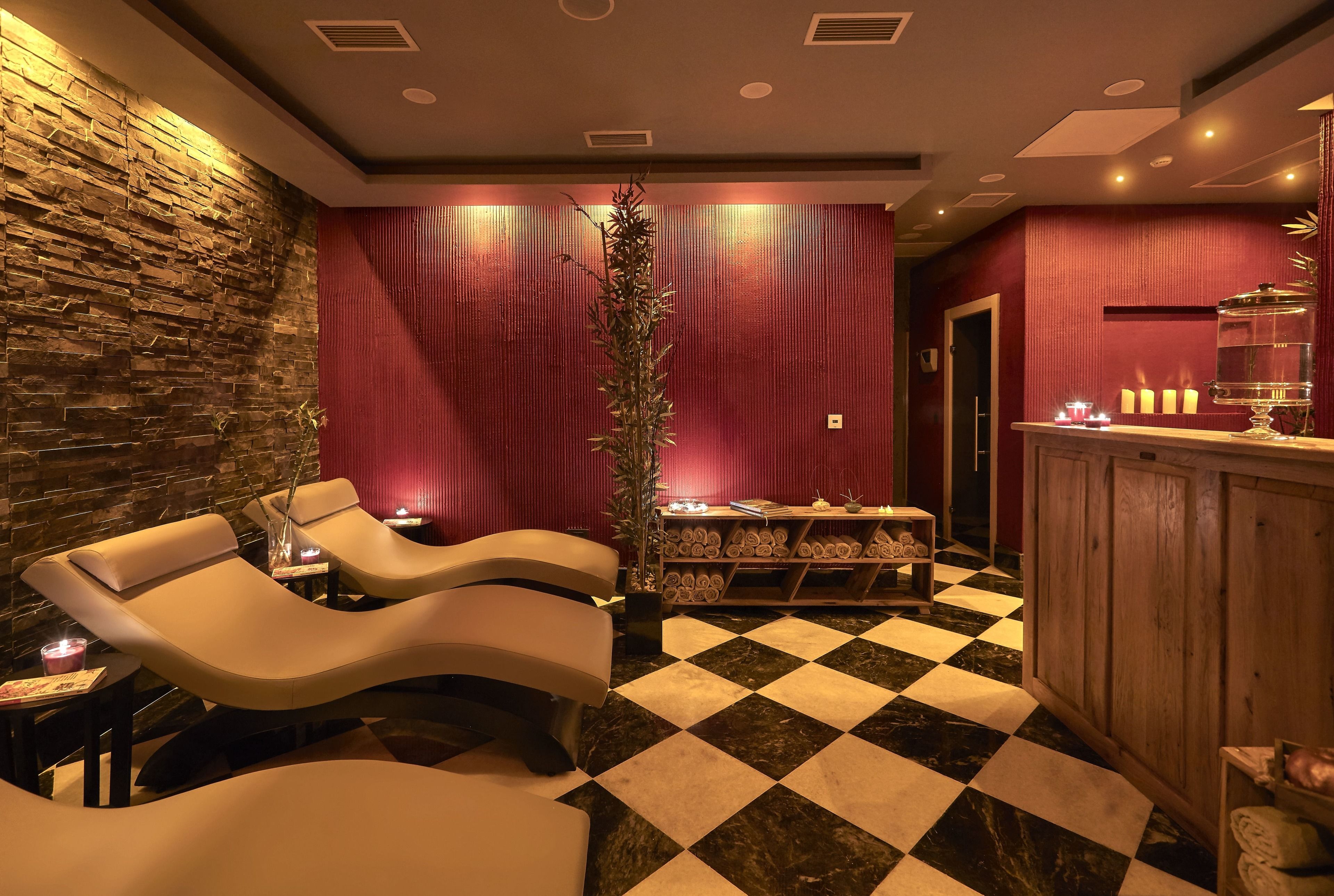 Een sauna, Thaise massages, massagebehandelingen