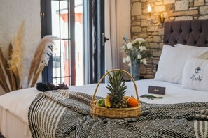 Minibar, in-room safe, desk, soundproofing - Alachi Hotel (Cesme)