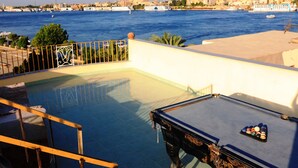 A swimming pool with a view of the river and cityscape. - Spring Hotel Luxor (Luxor)