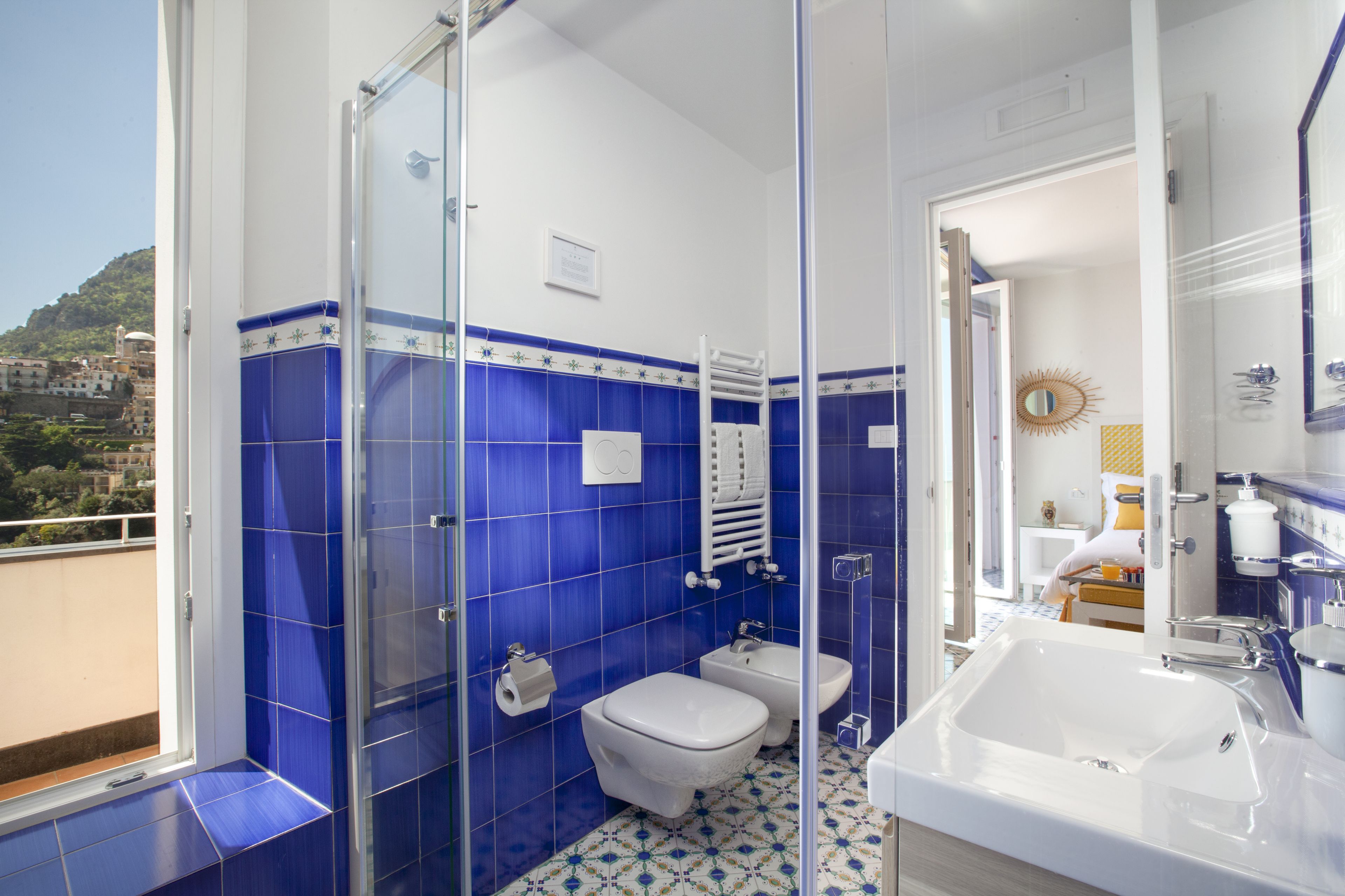 Une salle de bain avec une douche à parois de verre, des toilettes blanches et une baignoire.