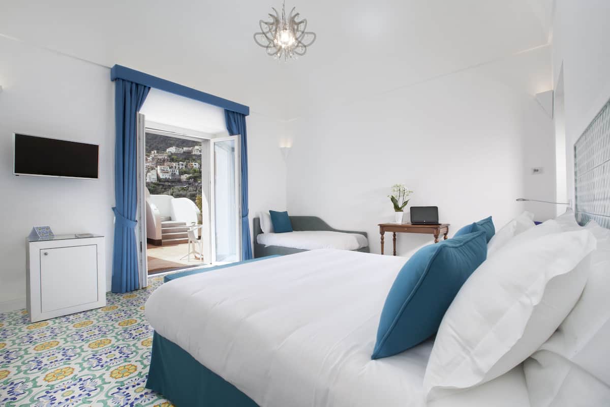 Triple Room, Patio | Minibar, desk, soundproofing, free WiFi