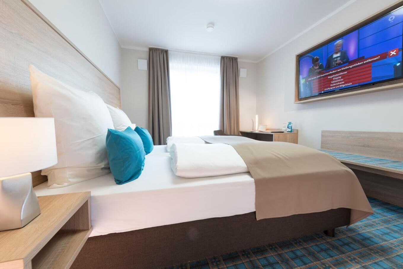 Zimmersafe, Schreibtisch, Verdunkelungsvorhänge, schallisolierte Zimmer