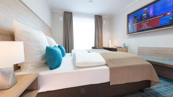 Caja de seguridad en la habitación, escritorio y cortinas blackout