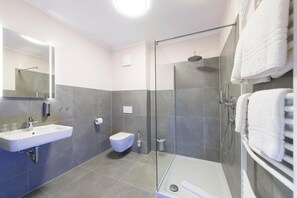 Shower, hair dryer, towels - Hotel Schwarzer Adler (Jever)