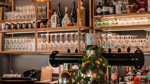 Eine Bar mit Regalen voller Flaschen und Gläsern.