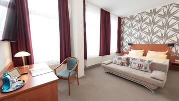 Zimmersafe, Schreibtisch, Verdunkelungsvorhänge, schallisolierte Zimmer