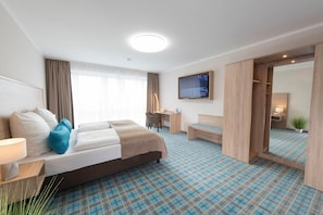 In-room safe, desk, blackout curtains, soundproofing - Hotel Schwarzer Adler (Jever)