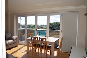 Penthouse, 2 Bedrooms, City View | In-room dining