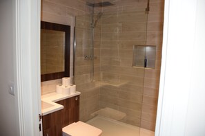 Shower, hair dryer, towels, soap - Northfields apartments (London)