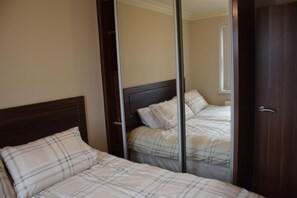 1 bedroom, iron/ironing board, free cots/infant beds, travel cot - Northfields apartments (London)