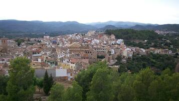 Una població densa, amb edificis històrics i un paisatge de muntanyes al fons.