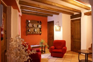 Traditional House, 2 Bedrooms, Ensuite (3 bathrooms) | Coin séjour | Télévision à écran plat, chauffage par le sol