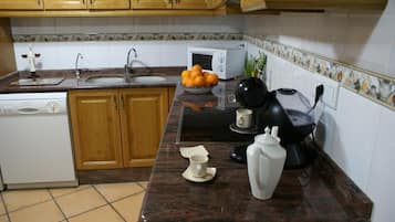 Refrigerador con congelador, microondas, horno y parrilla de estufa