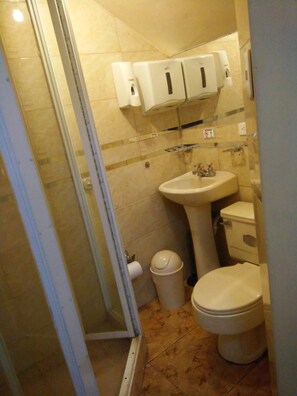 Bañera con ducha, bañera de hidromasaje, artículos de tocador gratuitos
