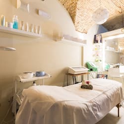 Sauna, hot tub, body treatments, hot stone massages, body scrubs