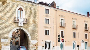 Edifici amb façana de pedra i una ampliació moderna.