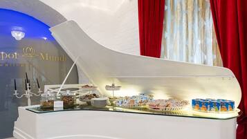 Tägliches Frühstücksbuffet (3.00 EUR pro Person)