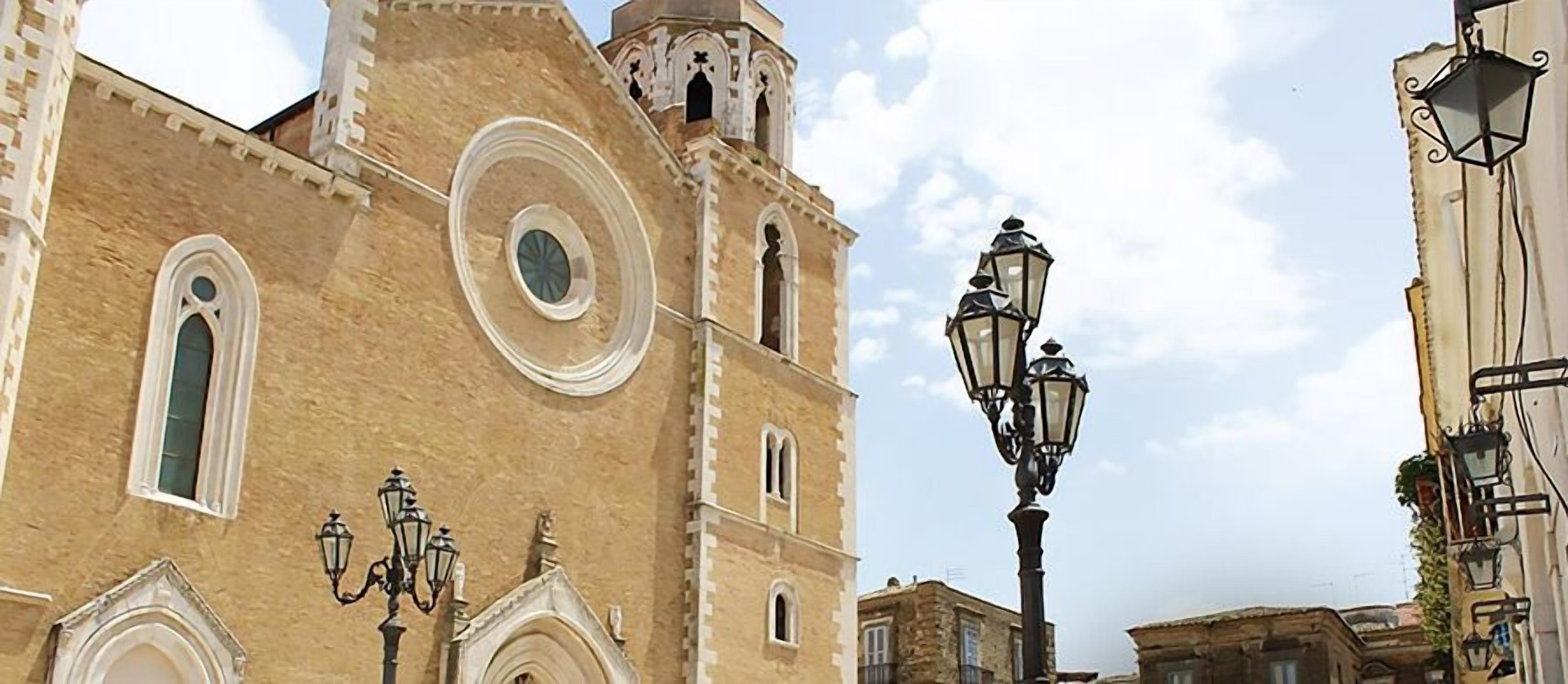 Un edificio storico con un campanile imponente e finestre ad arco.