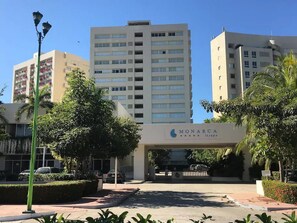 L’entrée d’un hôtel, avec une enseigne indiquant « Monarca Ixia ».