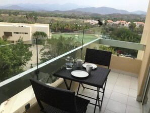 คอมฟอร์ทคอนโด, เตียงคิงไซส์ 1 เตียง | ลานระเบียง/นอกชาน