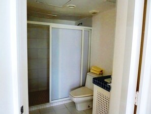 Family Villa, 2 Bedrooms | Bathroom | Shower, hair dryer, towels