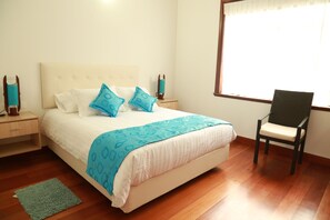 Caja de seguridad en la habitación y ropa de cama