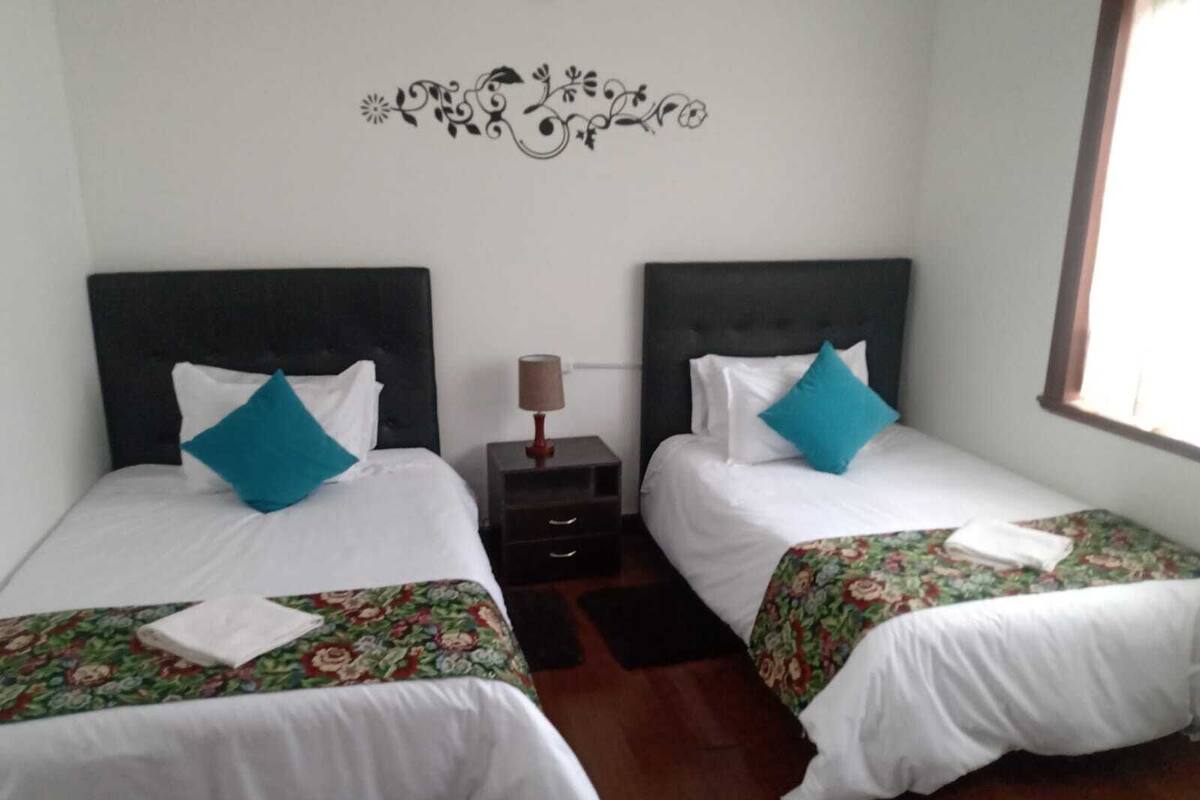 Caja de seguridad en la habitación y ropa de cama