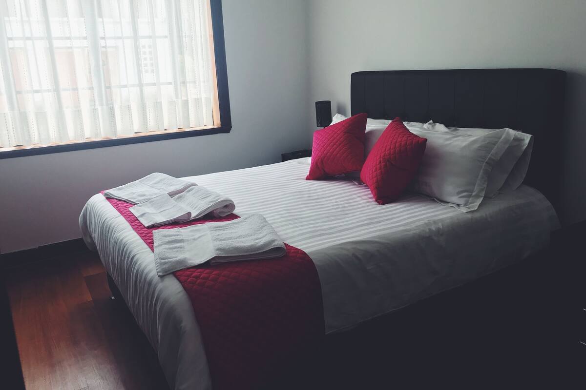 Caja de seguridad en la habitación y ropa de cama