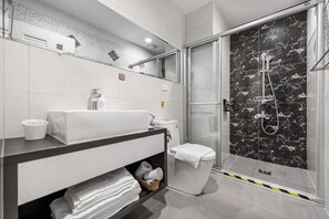 Shower, hair dryer, slippers, towels - Kapamumu B&B (Yuchi)