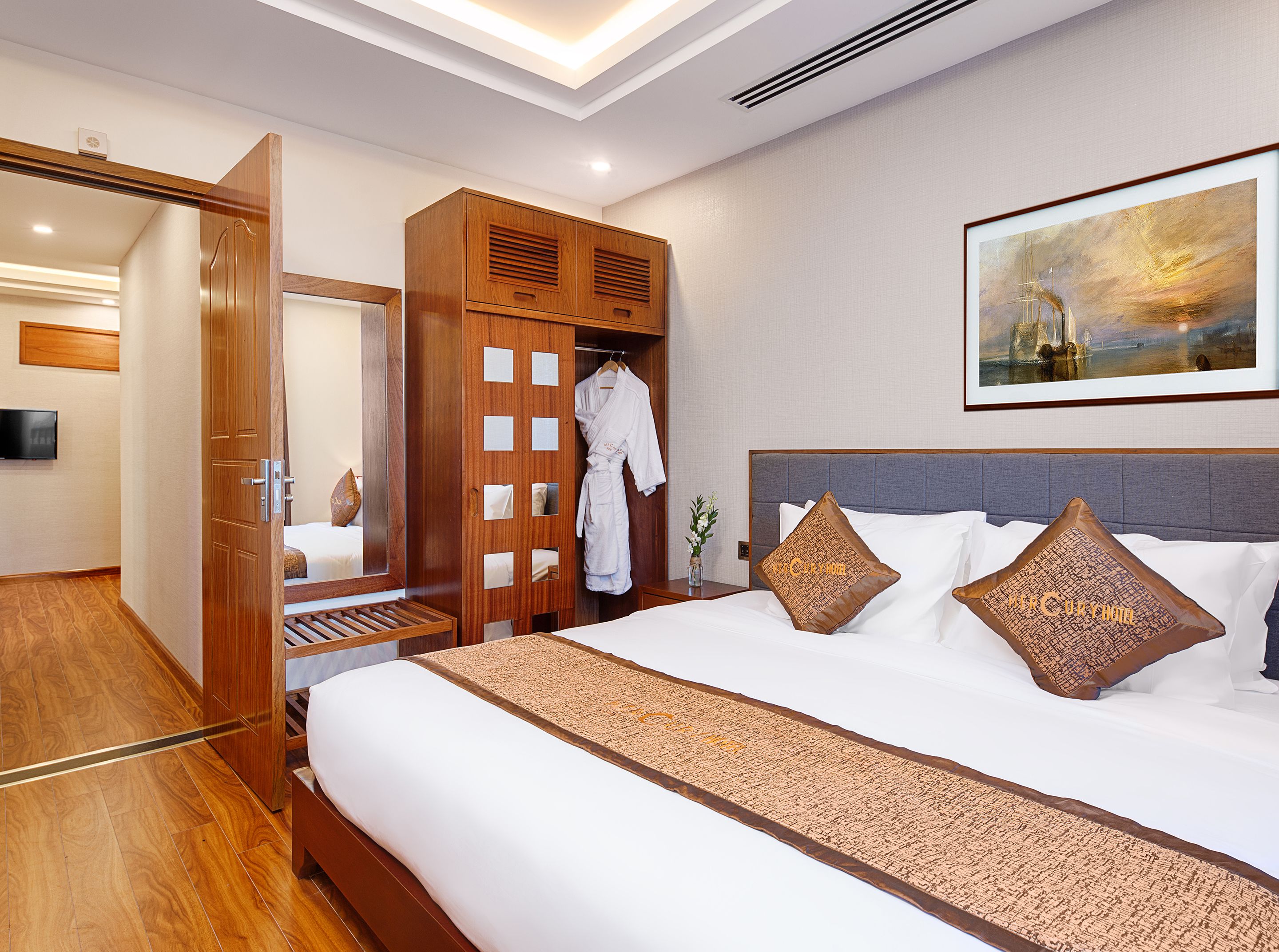 minibar, in-room safe, laptop workspace, blackout curtains