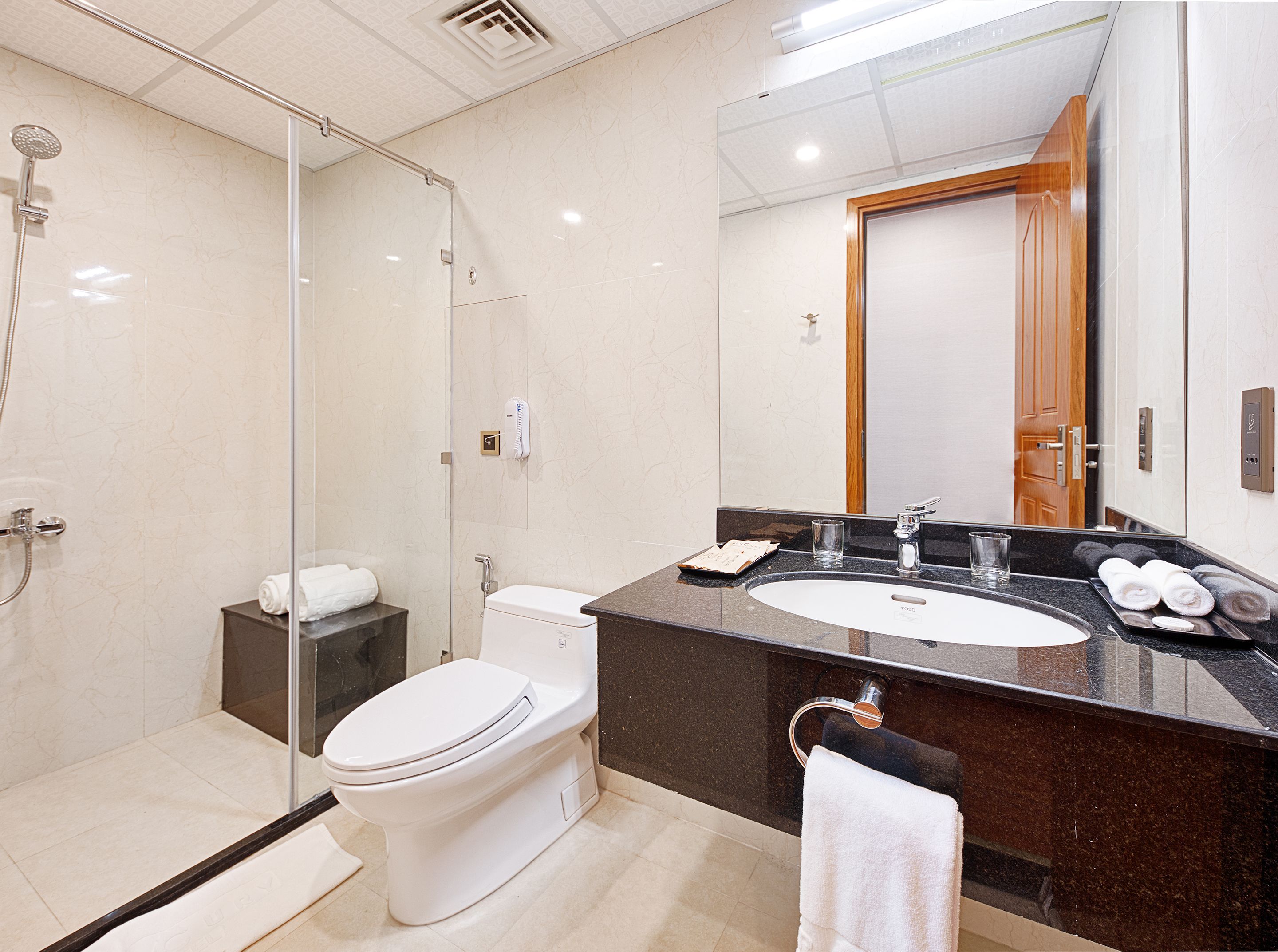 suite king room | bathroom | combined shower/bathtub, deep-soaking bathtub, rainfall showerhead