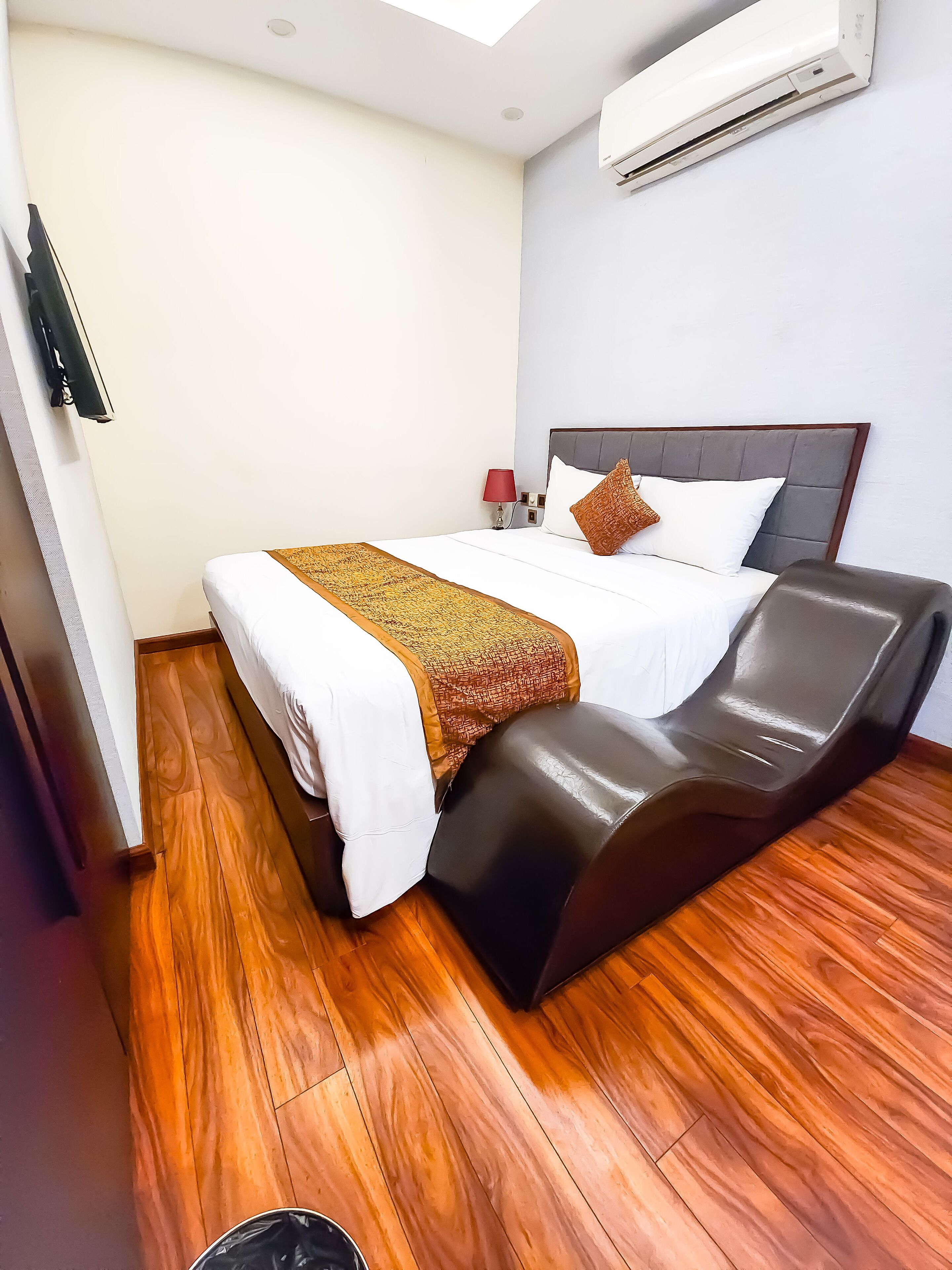 minibar, in-room safe, laptop workspace, blackout curtains