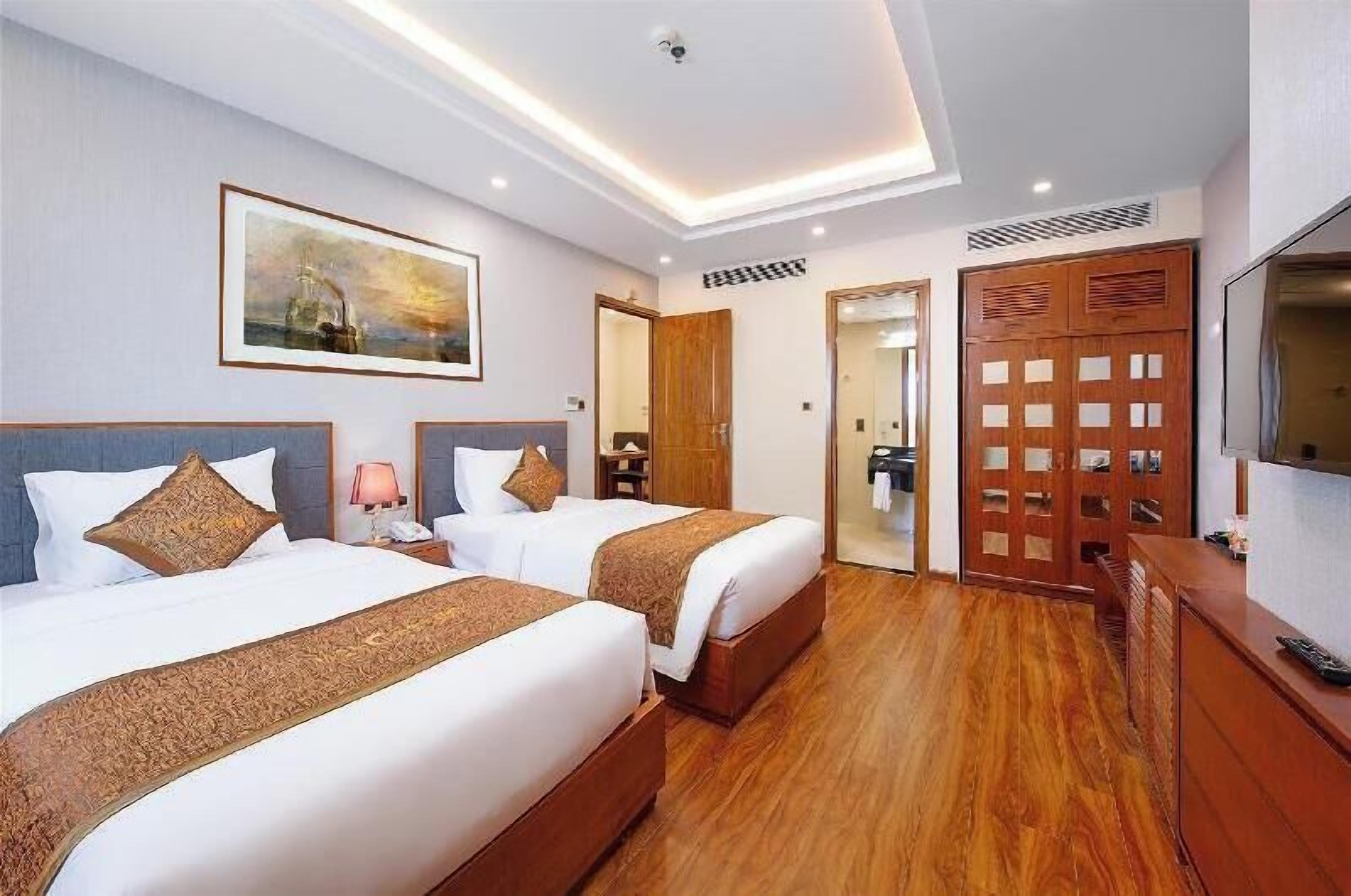 Minibar, in-room safe, laptop workspace, blackout curtains