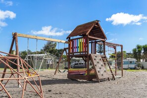 Área de juegos infantiles al aire libre